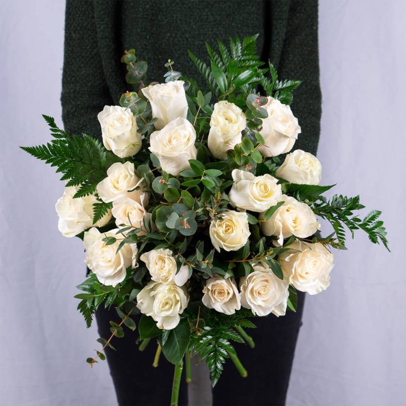 detalle ramo de 18 rosas blancas