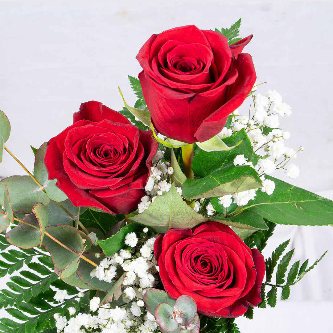Detalle del Ramo de 3 rosas rojas de tallo largo