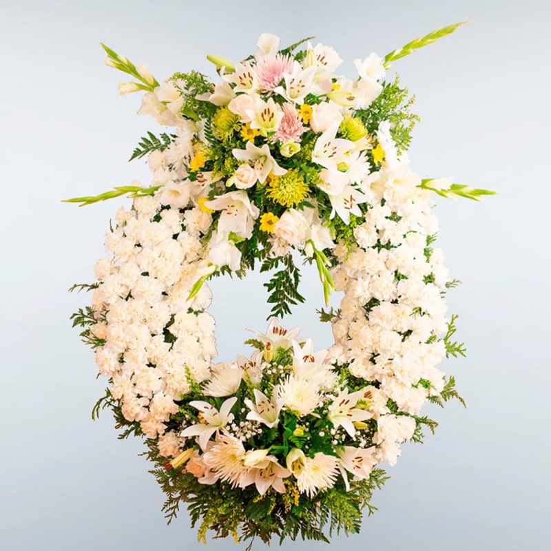 Corona de flores blanca con dos cabeceros para enviar al tanatorio de toledo o cualquier otro de la provincia.