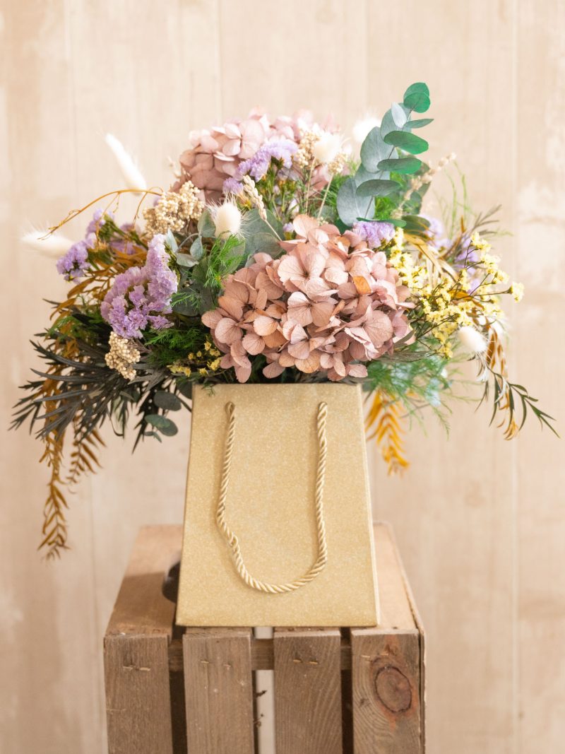 Bolsa dorada con flores preservadas