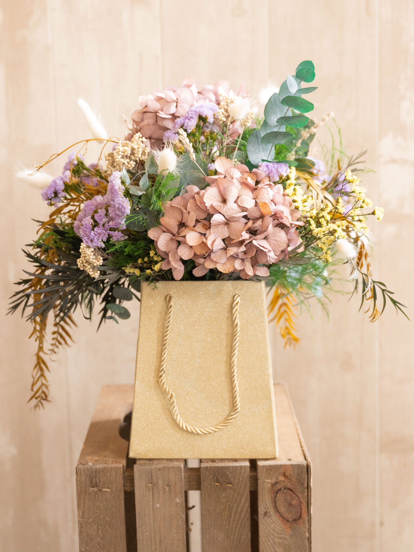 Bolsa dorada con flores preservadas - DecoFlor